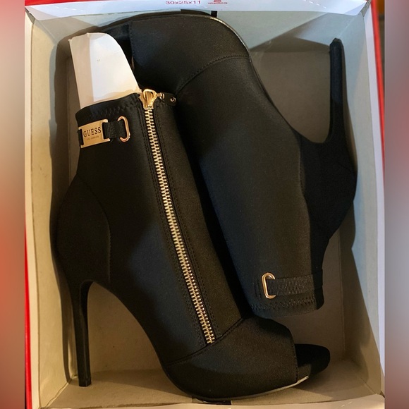 Women’s Guess Heel boots - Picture 3 of 3